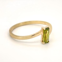 Anillo de Compromiso para Mujer con Diseño Rectangular Moderno, Corte Esmeralda, Oro Amarillo de la Mejor Calidad Española, Piedra de Peridoto Oscuro y Circonita, Ideal para Fiestas