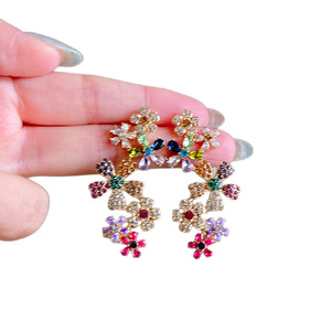 Pendientes Colgantes de Flor con Bloques de Color, Chapados en Oro, de Aleación, con Diamantes de Imitación, Joyería Floral para Mujer, Ideales para Fiestas - Product Image 1