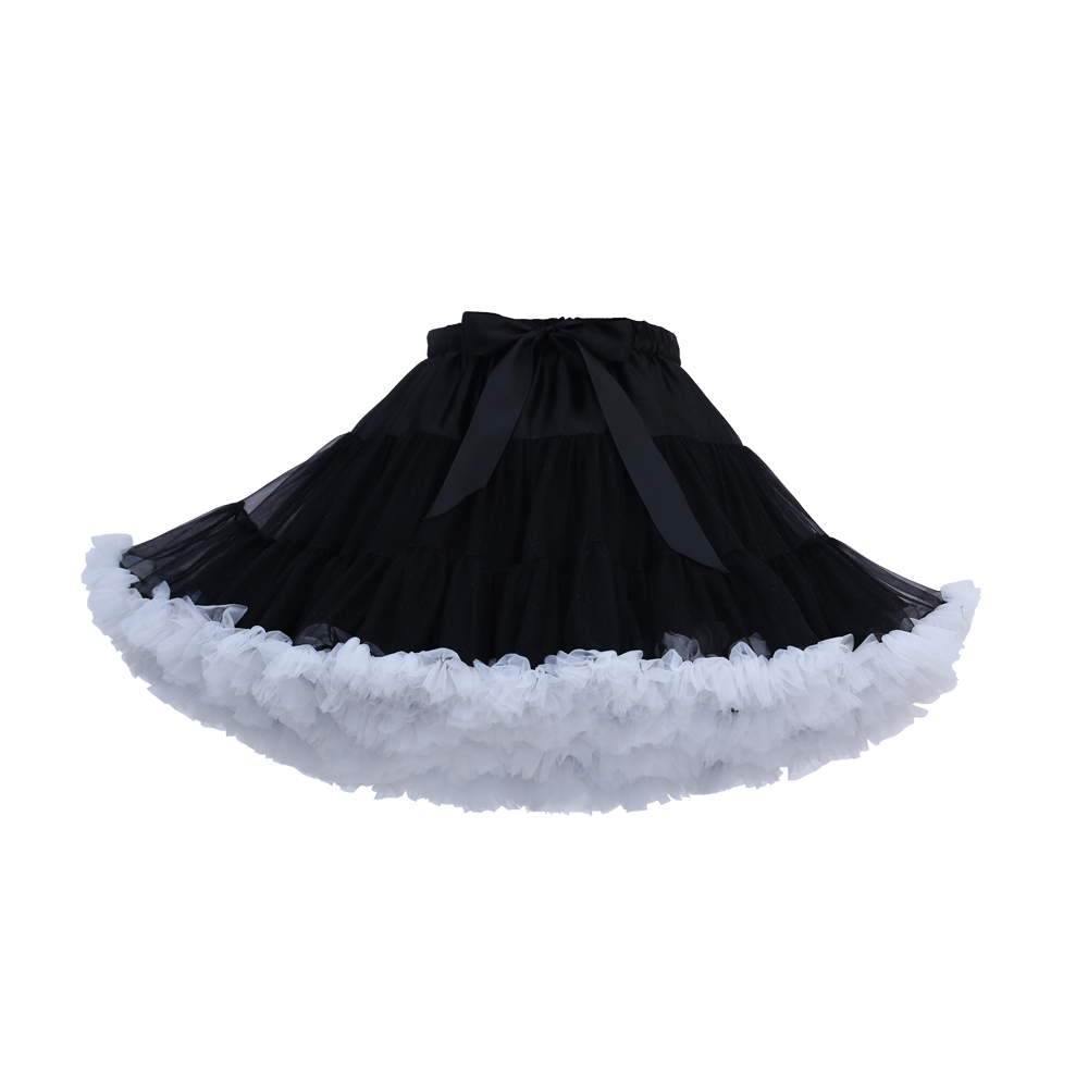 Noir avec ourlet blanc