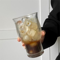 Grote, transparante glazen beker met brede opening, dubbele wand en lekvrij deksel voor ijskoffie, zomerse sappen en koude dranken