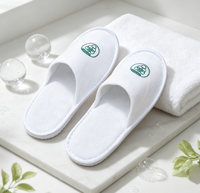 Pantoufles avec logo personnalisé |   Semelle antidérapante en EVA |   Articles de toilette jetables pour hôtels et complexes hôteliers. Chaussons jetables écologiques pour les voyages.