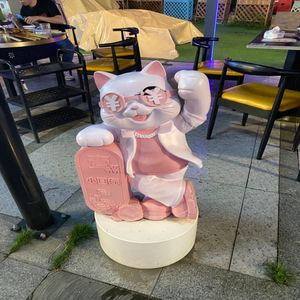 <span class=keywords><strong>Sculpture</strong></span> de personnage de dessin animé en fibre de verre, grande figurine de poupée tendance pour la décoration de salon, style célébrité d'Internet - Product Image 5