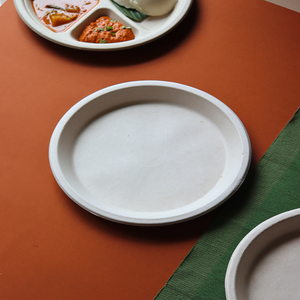 Assiette ronde écologique en bagasse naturelle de 11 pouces, fabriquée à partir de fibres de canne à sucre, pour la restauration et l'emballage durable. - Product Image 2