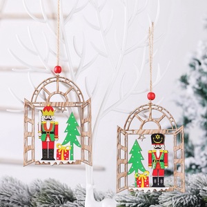Décorations de Noël colorées en bois en forme de casse-noisettes, petits ornements pour centres commerciaux, vitrines d'hôtels et sapins de Noël - Product Image 1