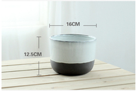 Pot en céramique d'argile de couleur noire au design moderne avec glaçure réactive blanche pour le jardin.