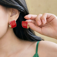 Pendientes de botón geométricos minimalistas de esmalte al por mayor para mujer, aretes retro chapados en oro grueso con esmalte rojo y blanco, regalo de joyería