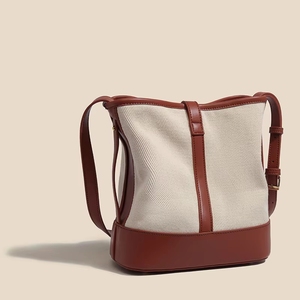 Bolso de Hombro Tipo Hobo de Cuero PU Personalizado con Hilo Teñido y Contraste de Color, Fabricación OEM y ODM, Exportación Profesional de Moda Femenina - Product Image 5