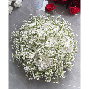 Bouquet de fleurs artificielles blanches romantiques modernes de luxe, roses et gypsophiles, pour centres de table de mariage. - Product Image 6