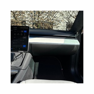 Kit intérieur en carbone sec noir pour Tesla Model Y Juniper, avec couvercle de boîte à gants - Product Image 1