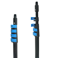 Perche télescopique sécurisée à verrouillage pour nettoyage extérieur, avec verrous à bascule bleus et rivets métalliques pour fenêtres et toitures extérieures