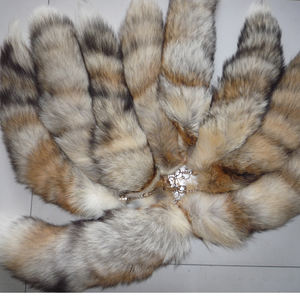 Llavero de Piel de Zorro Azul Natural Curtida Genuina, Cola de Zorro Café, Anillo para Llaves, Cola de Zorro de la Isla Dorada, 40-45 cm - Product Image 1