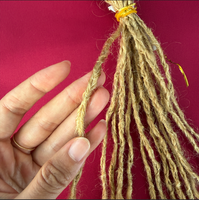 Extensions de dreadlocks 100 % cheveux humains faites à la main avec tresses à trois brins à la racine et pointes bouclées, couleur blonde
