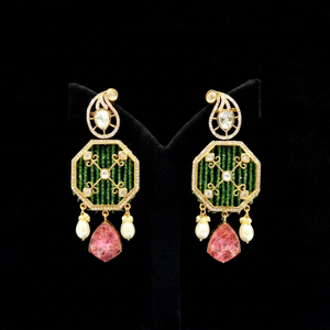 Pendientes colgantes vintage 11559 de Kundan verde con moissanita y perlas, chapados en oro, para mujer, elegantes joyas nupciales. - Product Image 1