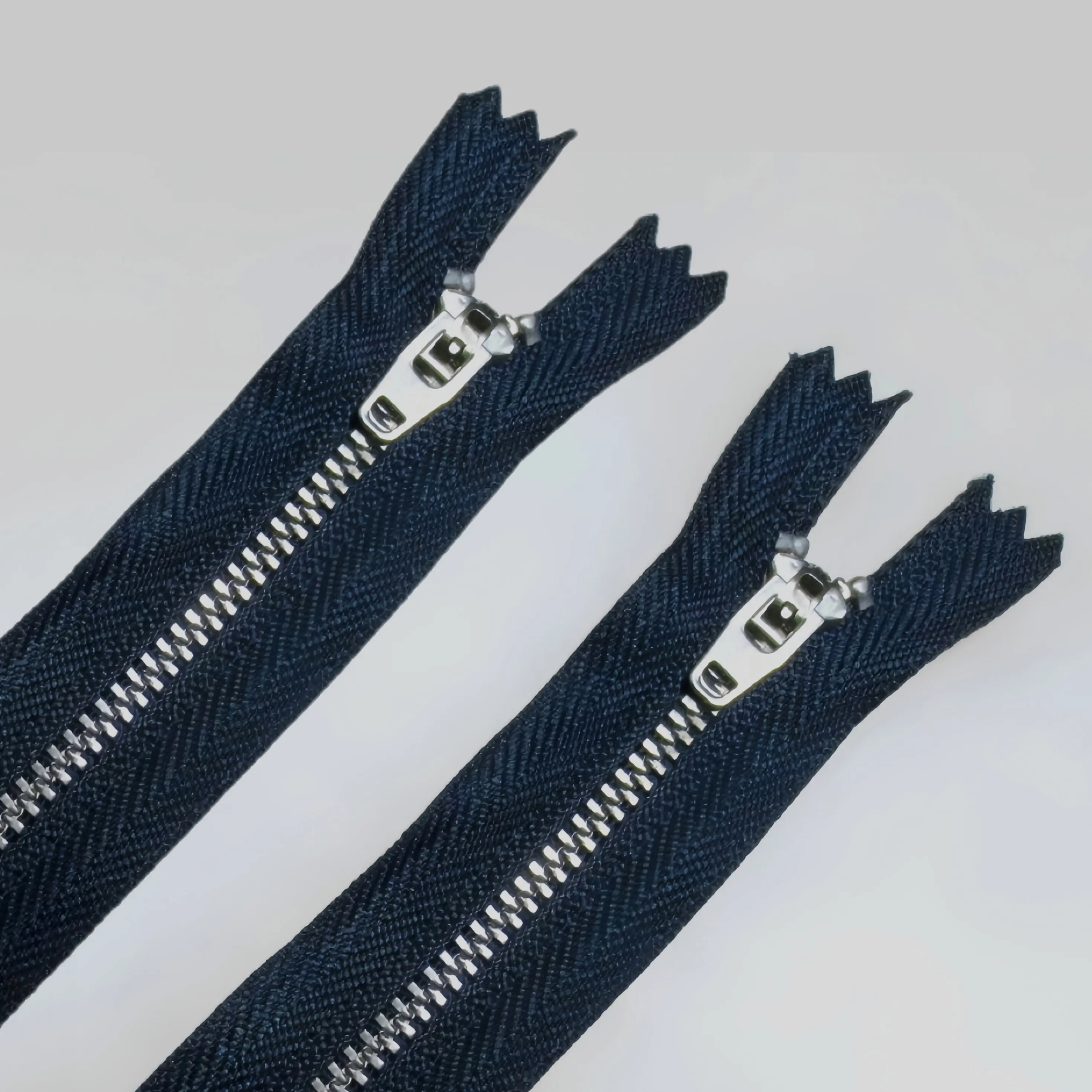 Preço de fábrica magnético metal zip com 35 yg slider para jeans sapatos de aço inoxidável 3 yg zipper puxar cierres cremallera en rollo