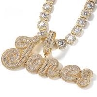 Collier avec initiale, zircone cubique 5A, plaqué or, grand pendentif en forme de plaque de nom serti de pierres, style classique, chaîne en laiton