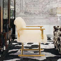 Fauteuil de salon de luxe en laine importée avec finition dorée et structure métallique, design haut de gamme pour usage hôtelier