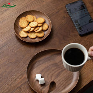 Assiette de service ronde en bois massif de noyer et de hêtre, écologique, de qualité alimentaire, en caoutchouc nordique, vente en gros - Product Image 1