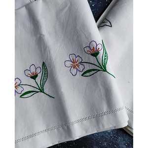 Minnyscognamiglio Paire de serviettes de décoration intérieure en lin avec broderie de fleurs violettes - Product Image 2