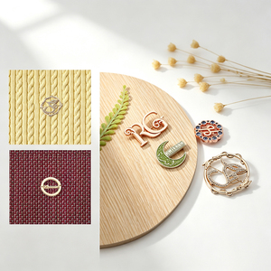 Étiquette métallique personnalisée avec logo, strass creux, plaque en métal émaillée à coudre, sans nickel, pour hijab, vêtements, tricots - Product Image 1