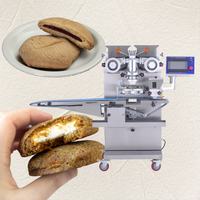 Biscuits au pain d'épice faire gâteau au thé sucré incrustant et formant la machine de fabrication de biscuits de remplissage de tarte aux ananas