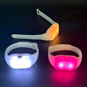 กำไลข้อมือรีโมทคอนโทรล โลโก้สั่งทำได้ ไฟเรืองแสง ปรับได้ 15 สี LED ระยะ 800 เมตร สำหรับคอนเสิร์ต ปาร์ตี้ งานอีเว้นท์ โปรโมชั่น - Product Image 1