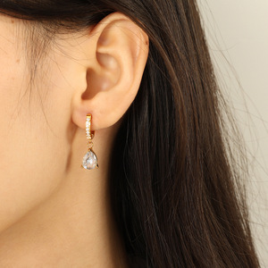 Boucles d'oreilles pendantes style rétro minimaliste européen et américain, en or avec zircon, serti clos en forme de goutte d'eau, bijoux de mode pour femme pour les soirées - Product Image 4