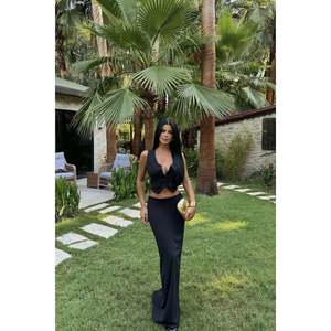 Ensemble décontracté d'été BLACK MAISIE : Gilet et jupe taille XL en Spandex avec col à nœud, longueur au-dessus du genou, personnalisable avec votre logo - Product Image 3