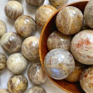 Sphères de cristal de pierre de soleil bleue et de pierre de lune polies de haute qualité avec or pour la méditation et la décoration en cristal - Product Image 4