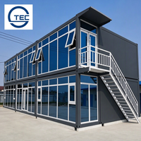 Maison préfabriquée modulaire en conteneur à ossature métallique, à un étage, avec mur entièrement vitré et porte double vitrée, pour bureau ou salle d'exposition