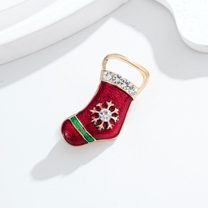 Broche avec motif <span class=keywords><strong>visage</strong></span> <span class=keywords><strong>de</strong></span> Père Noël mignon, chapeau <span class=keywords><strong>de</strong></span> Père Noël rouge à paillettes, détails en <span class=keywords><strong>strass</strong></span> transparents et cristaux rouges, bordure dorée - Product Image 5