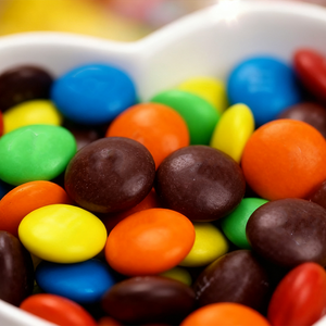 Vente en gros de chocolat M&M au goût de café solide, frais et prêt à consommer, avec des noix, 45g - Product Image 4