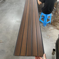 Alternatives en bois décoratives d'intérieur de 300 */9*10 MM WPC PVC panneau mural cannelé installation de grille de plafond pour la décoration intérieure