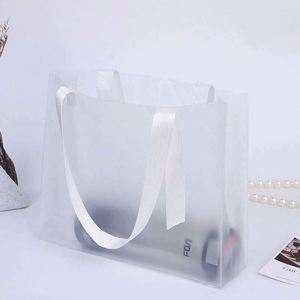 Sac de shopping translucide de haute qualité pour magasin de vêtements, sac fourre-tout transparent en PVC givré - Product Image 4