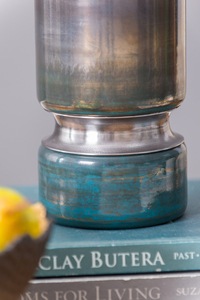 Smokey and Sublet: Exactamente lo que obtienes con el imponente florero de cristal que exhibe un cristal azul ahumado y un cromo. - Product Image 3