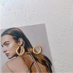 Orecchini a Cerchio Spessi Dorati Trendy per Donne, <span class=keywords><strong>Gioielli</strong></span> Antichi Placcati Oro, Design Intrecciato e Cavo - Product Image 2