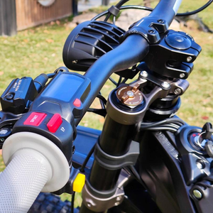 Moto tout-terrain électrique Sur-Ron Light Bee X 60V 40Ah 6000W, vitesse maximale de 75 km/h, cadre en alliage d'aluminium de haute qualité - Product Image 2