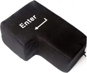Bantal empuk dekoratif tombol masuk raksasa, bantal lempar hitam terpasang di komputer