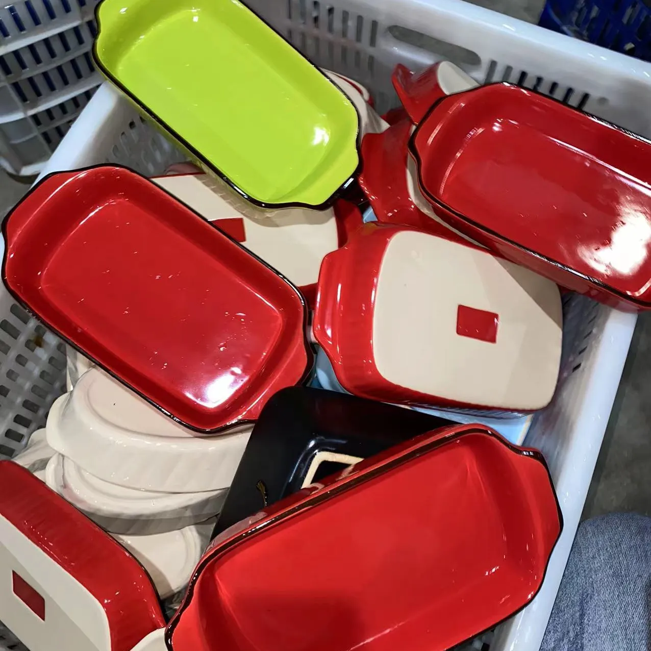 Vente en gros, glaçure de couleur, céramique, porcelaine, bord arrondi, assiette, bol et tasse, plats mixtes, modèle et taille, vente en gros