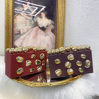 Pochette de soirée carrée en acrylique avec pierres irrégulières uniques, chaînes, rivets métalliques et perles, sac à main rectangulaire pour femme pour mariage et fête
