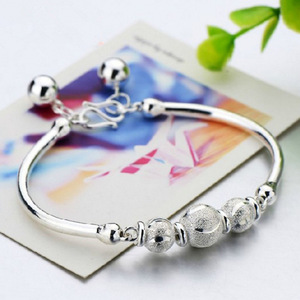 Bracciale a Campana con Perline a Mezzaluna da Donna, Braccialetto Minimalista Regolabile, Gioiello da Polso alla Moda - Product Image 2
