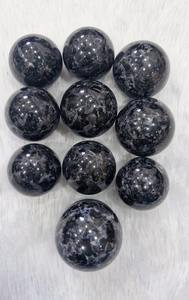 Sphère de cristal d'indigo Gabbro artisanale très demandée pour la thérapie Reiki, l'équilibrage des chakras et la méditation, disponible à la vente - Product Image 5