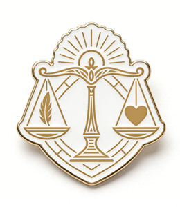 เข็มกลัดโลหะเคลือบคุณภาพสูงรูปเครื่องหมายความยุติธรรมแบบกำหนดเอง พร้อมสัญลักษณ์กฎหมาย สำหรับเป็นของที่ระลึกในพิธีสำเร็จการศึกษาที่ศาล - Product Image 4