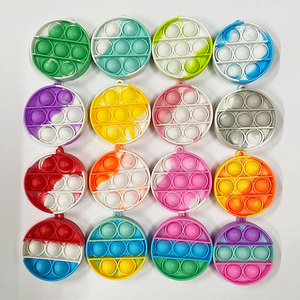 Porte-clés carré en silicone personnalisé avec logo, mini jouets sensoriels anti-stress à bulles, ensemble de jouets sensoriels en silicone arc-en-ciel - Product Image 6
