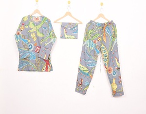 Conjunto de Pijama para Mujer RoyalCraft, Estampado a Mano, Ropa de Dormir Transpirable para Verano, Precio al por Mayor - Product Image 1