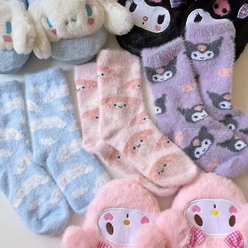Kawaii niedliche Socken Kuromi Mymelody Cinnamoroll Plüschsocken Bodensocken Schlafsachen Wärme halten Weihnachtsgeschenk für Mädchen