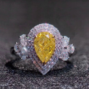 Bague de fiançailles en zircone cubique en forme de poire pour femme, bande luxueuse entièrement pavée de pierres précieuses jaunes simulées avec un style élégant - Product Image 1