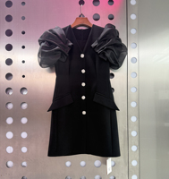 Robe Blazer Courte Rouge Col V Printemps-Été avec Manches Bouffantes en Organza, Boutons Strass et Poches – Vente en Gros Usine