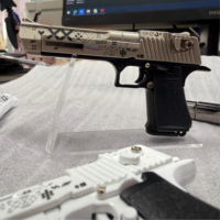 Porte-clés en métal avec logo personnalisé, démontable, mini 9 cm, en forme de pistolet Desert Eagle en alliage, avec balles