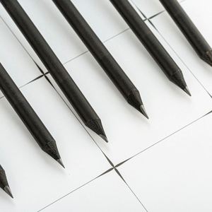 Crayon HB personnalisé de haute qualité en bois noir avec couronne, idéal pour les écoliers, promotionnel, coloré, directement de l'usine - Product Image 2