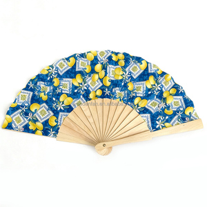 Éventail pliant en bois de citronnier 23 cm, en tissu espagnol, pour femmes, en bambou, vente en gros - Product Image 4